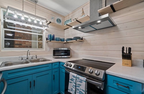 Holiday Beach House | 3bd 2 ba Home | Hot Tub | Pet Friendly | Fire Pit
