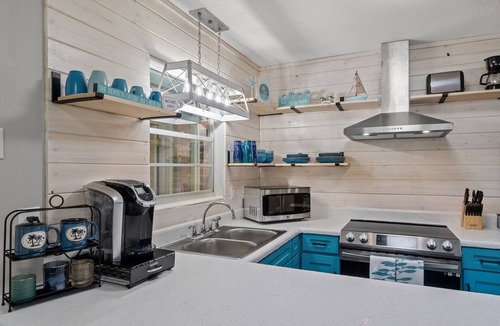 Holiday Beach House | 3bd 2 ba Home | Hot Tub | Pet Friendly | Fire Pit