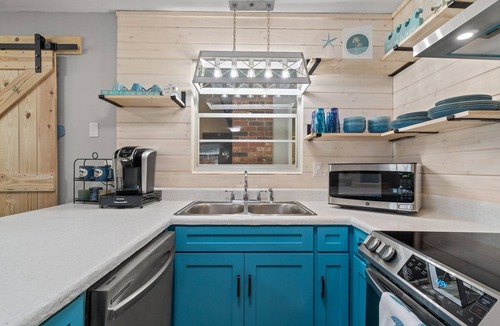 Holiday Beach House | 3bd 2 ba Home | Hot Tub | Pet Friendly | Fire Pit