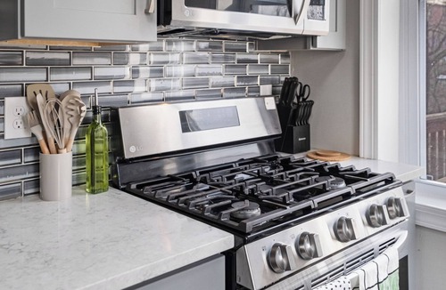 Pittsburgh Apartment | 3Bed 2Bath Family Home W/Hot Tub & Huge backyard