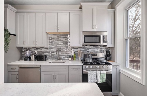 Pittsburgh Apartment | 3Bed 2Bath Family Home W/Hot Tub & Huge backyard