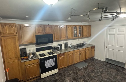 Queens House | 3BR 2FullBathEasy accessJFKLGA 5min to subway 1000mbsWifi parking Arbnbsuperhost