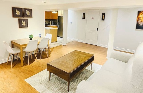 Brampton House | 3BR Family Suite | 2 Kitchens + 2 Baths | Airport