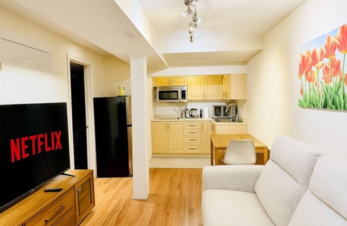 Brampton House | 3BR Family Suite | 2 Kitchens + 2 Baths | Airport