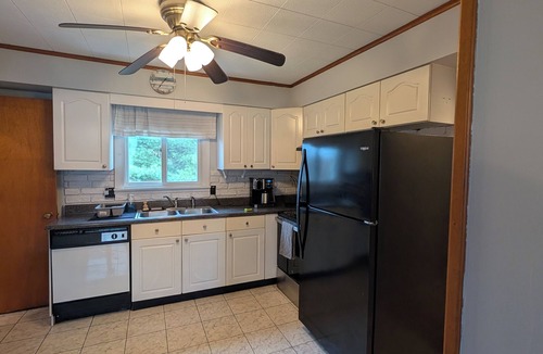 Racine House | 3BR home near PIT airport/desk workspace/pet friendly/fast internet/quiet area.