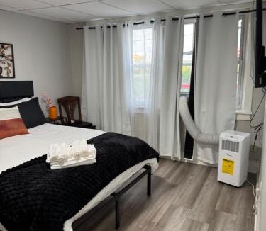Chester House | 3BR Near Philadelphia 2 Car Parking Private Backyard