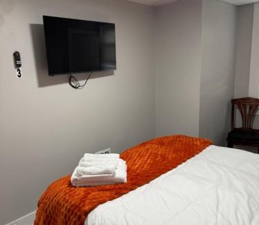 Chester House | 3BR Near Philadelphia 2 Car Parking Private Backyard