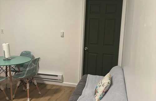 Frankford Apartment | 3rd fl 2-bedroom near Temple ER & Trauma
