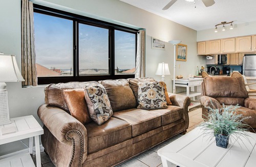Navarre Beach Condo | 3rd-floor Gulf-front Condo with included seasonal beach service & pool