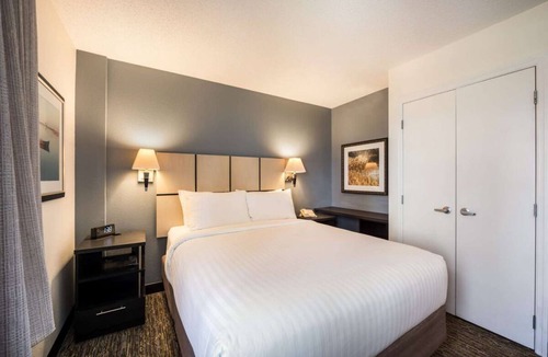 South Hills Hotel | 4 Apartment-Style Queen Suites | Full Kitchen, 3.9 mi to Scally’s Golf