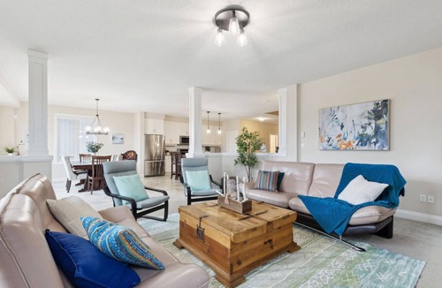 Collingwood House | 4 BDR Home Near Downtown Collingwood and Blue Mtn