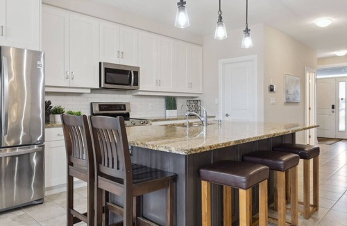 Collingwood House | 4 BDR Home Near Downtown Collingwood and Blue Mtn