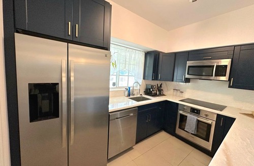 Overtown House | 4 bed 2 Parking w/Free Charging + Guest Gated Community 2.5 baths