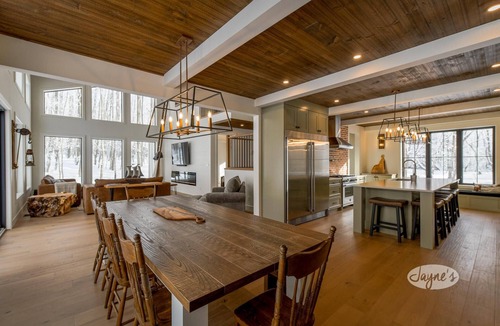 The Blue Mountains Ski Chalet | 4 bed 3 bath home Minutes to Blue Mountain! 25 acres! Privacy!