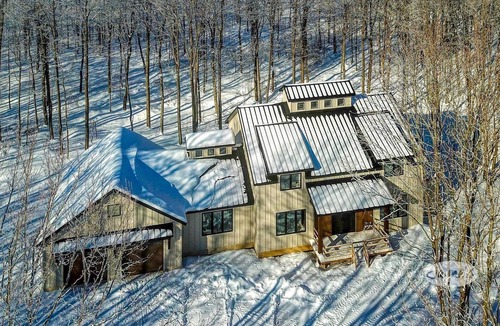 The Blue Mountains Ski Chalet | 4 bed 3 bath home Minutes to Blue Mountain! 25 acres! Privacy!