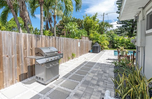 Belle Vista House | 4 Bedroom/3 Bath Pool Home Child Friendly- 5 Min walk to beach!