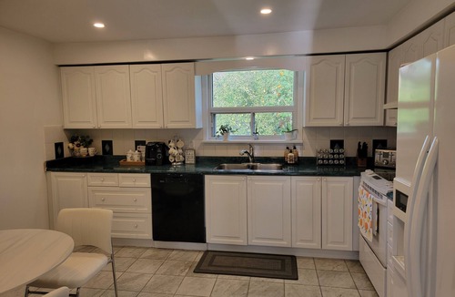 Maple Leaf House | 4 bedroom Apt, 1Floor, 9 people stay, private graden