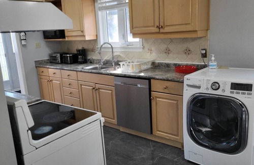 Cooksville House | 4 Bedroom Bungalow