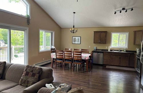 Tobermory House | 4 Bedroom Cottage- 129 Big Tub Rd