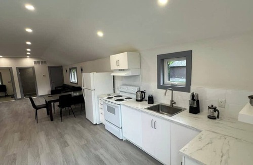 Innisfil Cabin | 4 Bedroom Cottage #2: Innisfil Resort