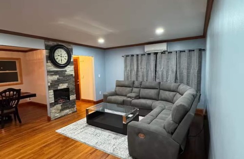 North Valley Stream House | 4-bedroom Entire home in Valley Stream NY, 10 Min to JFK Near Shopping & NYC