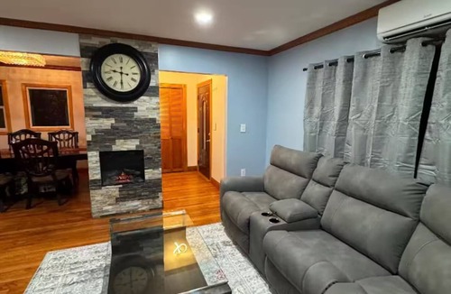 North Valley Stream House | 4-bedroom Entire home in Valley Stream NY, 10 Min to JFK Near Shopping & NYC