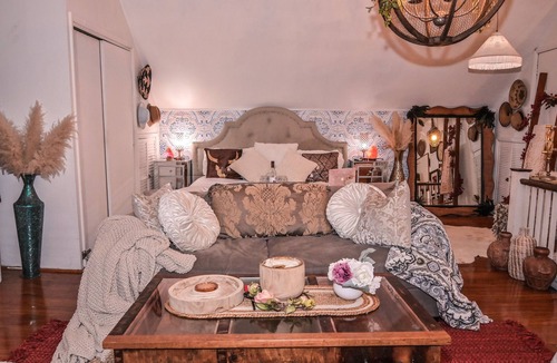 Penn-Knox House | 4-Bedroom Historic Garden Oasis Home in Germantown