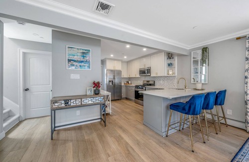 Long Beach House | 4 Bedroom House Minutes from the beach!