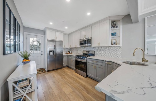 Long Beach House | 4 Bedroom House Minutes from the beach!