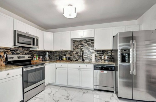 Greenacres House | 4-bedroom pool house in beautiful West Palm Beach with WiFi, AC. Near Airport!