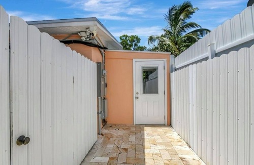 Greenacres House | 4-bedroom pool house in beautiful West Palm Beach with WiFi, AC. Near Airport!