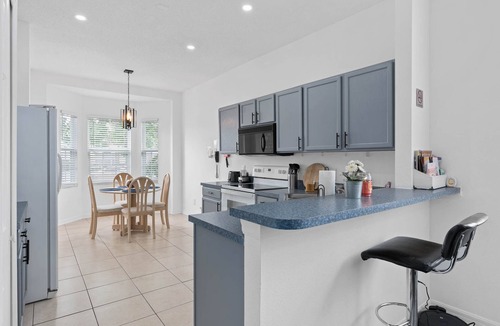 Lakeside Estates House | 4 Bedrooms/2 Bathrooms AMAZING HOME! PRIVATE POOL!