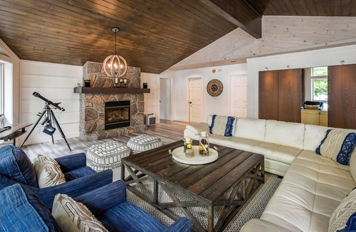 Seguin Cottage | 4 bedrooms and 3 bathrooms on Clear Lake!
