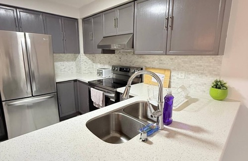 Erin Mills House | 4 Bedrooms Detached Home with parking, closer to commercial area