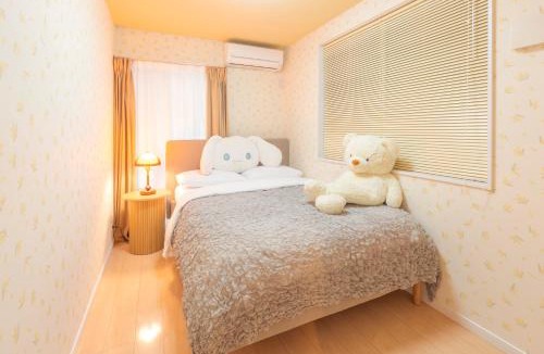 Kameari House | 4 Bedrooms Vacation house for 8, Limousine bus to Haneda Airport, Direct bus to Disney, Free Parking available, 5-minute walk to the station , 2 toilets, 70inch TV