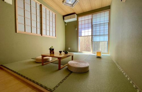 Kameari House | 4 Bedrooms Vacation house for 8, Limousine bus to Haneda Airport, Direct bus to Disney, Free Parking available, 5-minute walk to the station , 2 toilets, 70inch TV
