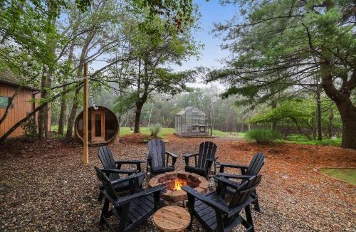 Tunkhannock Township House | 4 Br Mtn Cabin Sauna Hot Tub Fire Pit Putt Putt