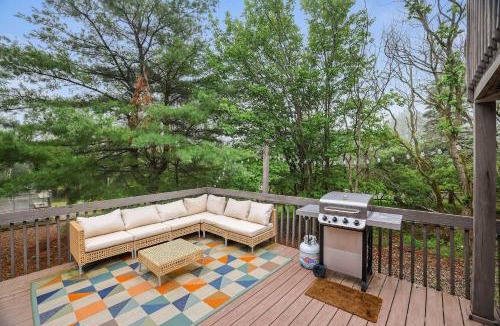 Tunkhannock Township House | 4 Br Mtn Cabin Sauna Hot Tub Fire Pit Putt Putt