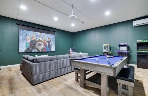 Tunkhannock Township House | 4 Br Mtn Cabin Sauna Hot Tub Fire Pit Putt Putt