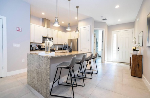 Crestwynd Bay House | 4 King Suites - 5 min to Disney