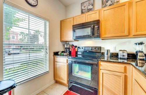 Sunset Lakes House | 4 Mi to Disney World: Townhome w/Hot Tub & Lanai!