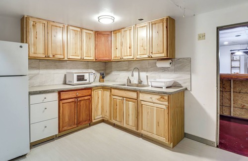 Summit Hill Apartment | 4 Mi to Mauch Chunk Lake: Spacious Apt w/Bar!