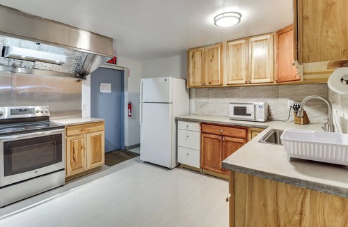 Summit Hill Apartment | 4 Mi to Mauch Chunk Lake: Spacious Apt w/Bar!