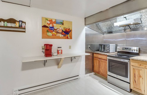 Summit Hill Apartment | 4 Mi to Mauch Chunk Lake: Spacious Apt w/Bar!