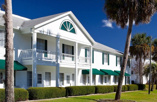 Crystal River House | 4 Relaxing Units with Free Parking, Pool! Near Three Sister Springs