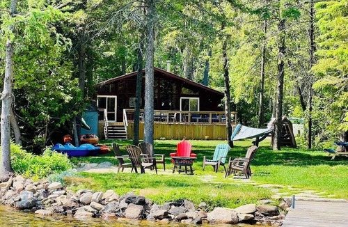 Victoria Road Ski Chalet | 4 season Waterfront Chalet on Balsam Lake - 2hr from GTA - family-friendly spot