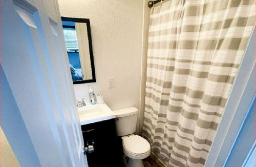 Carver City - Lincoln Gardens Apartment | #43 New La Salle in-law suite byJoyful Moments