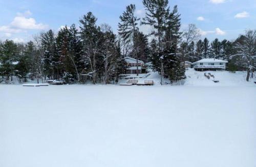 Muskoka Lakes House | 4Bdrm Muskoka Retreat, Fire Table, Games, Netflix