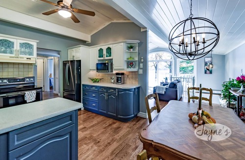 Lake of Bays Cottage | 4bed 4bath cottage on Lake of Bays - SW Exposure! Hot Tub!