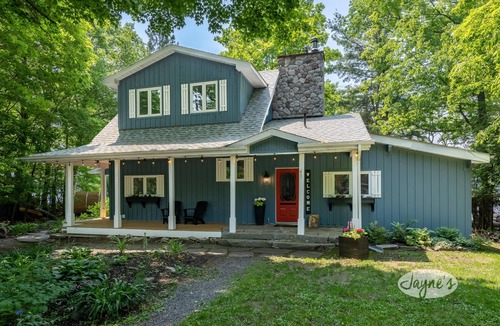 Lake of Bays Cottage | 4bed 4bath cottage on Lake of Bays - SW Exposure! Hot Tub!